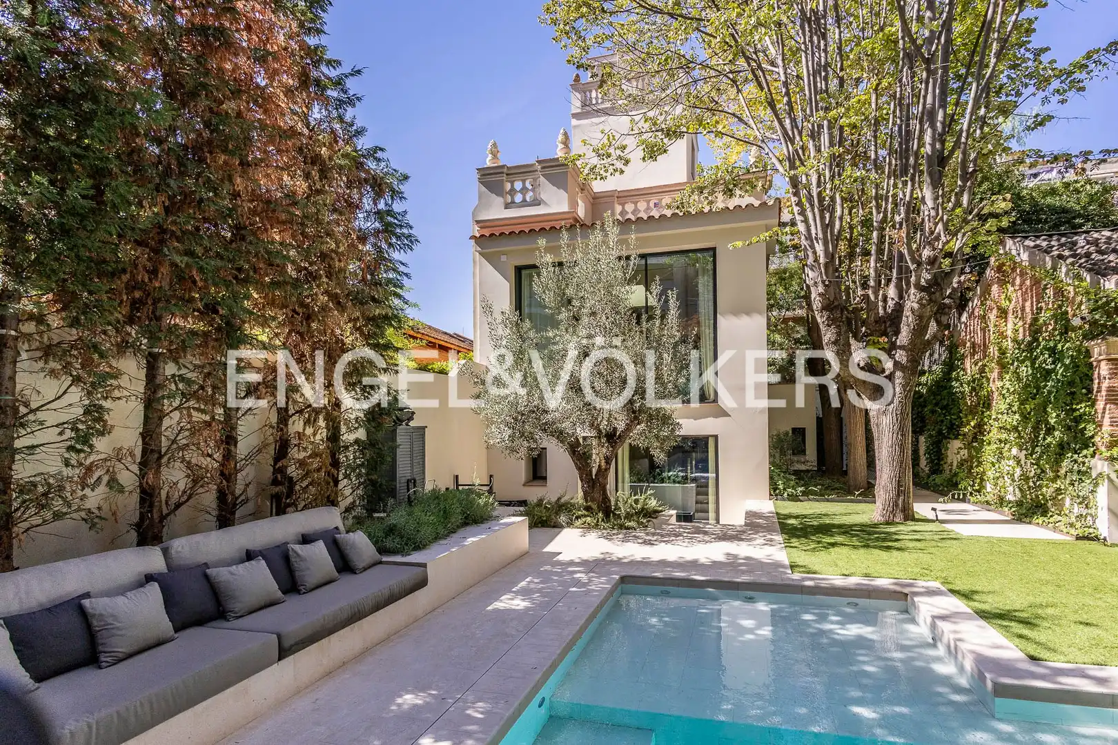 Casa con piscina en venta en Avenida Alemania-Italia
