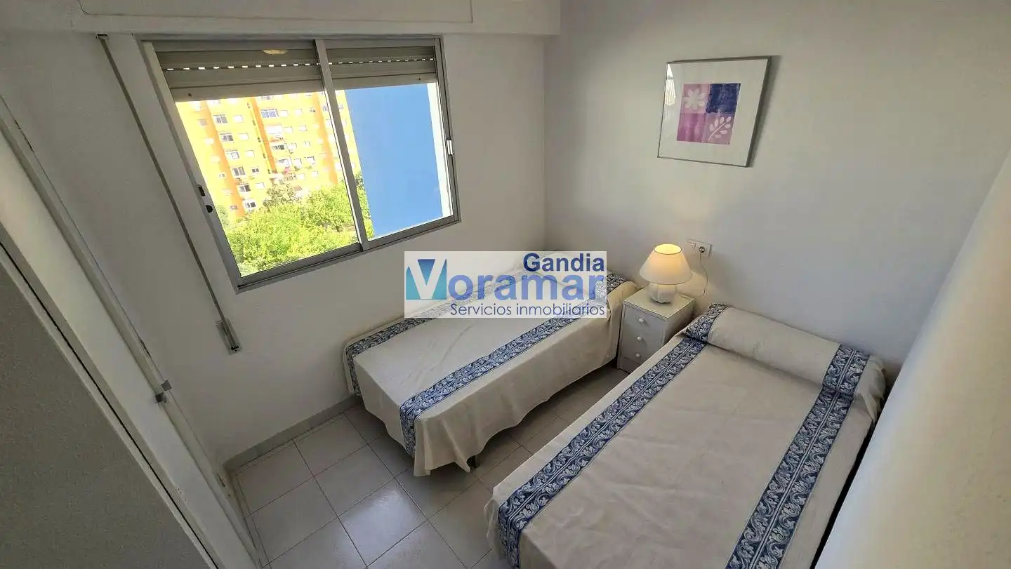 Dormitori de Apartament de lloguer en Gandia amb Terrassa, Moblat i Piscina comunitària