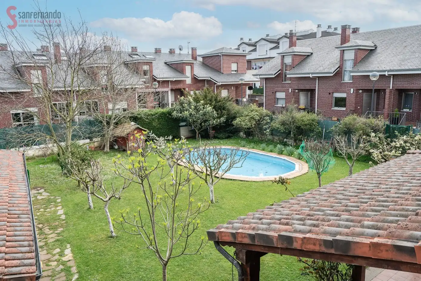 Piscina de Casa o chalet en venta en Torrelavega  con Calefacción, Jardín privado y Parquet