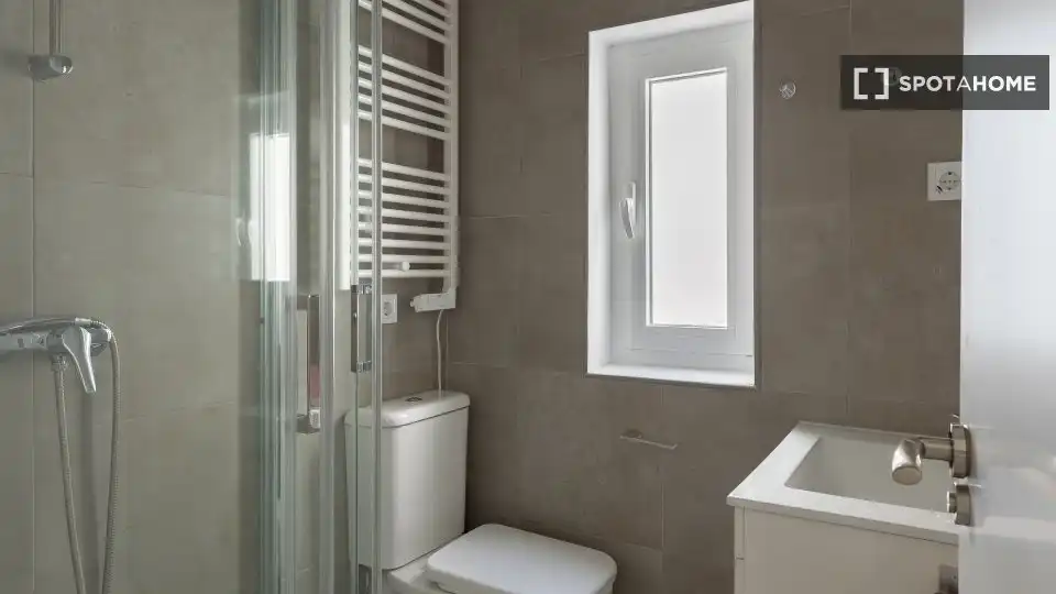 Bathroom of Flat for rent in Getafe  with Air Conditioner, Heating and Furnished