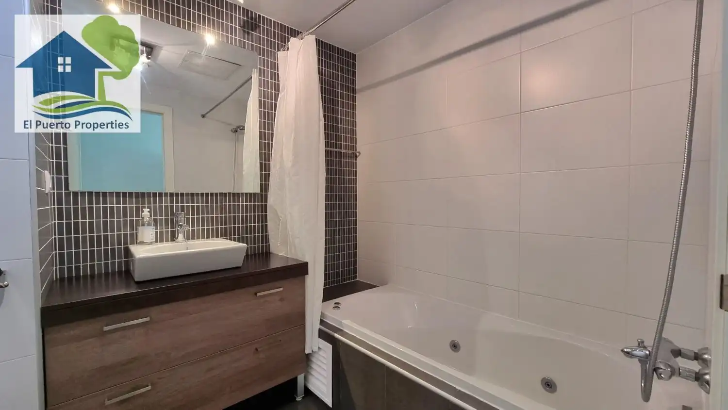 Baño de Piso de alquiler en El Puerto de Santa María con Aire acondicionado, Calefacción y Amueblado