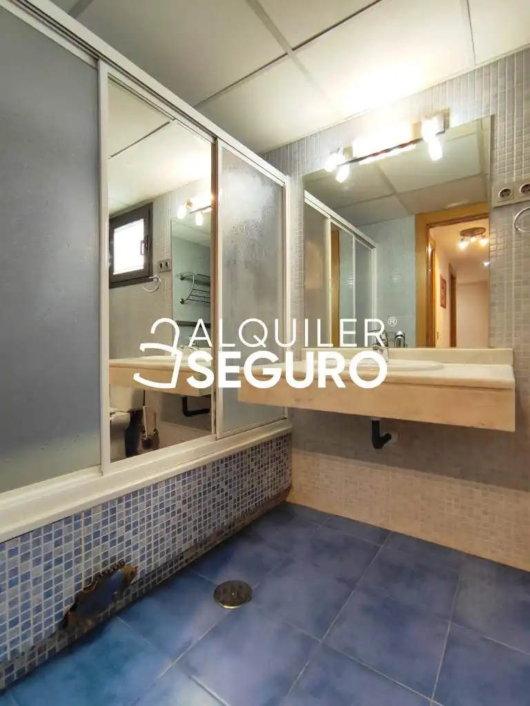 Baño de Piso de alquiler en Paracuellos de Jarama con Aire acondicionado, Calefacción y Terraza