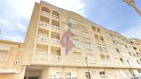 Vista exterior de Apartament en venda en Guardamar del Segura amb Terrassa, Traster i Piscina comunitària