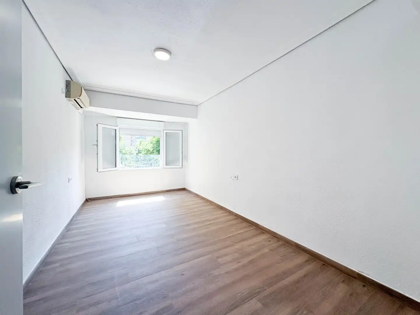 Bedroom of Flat for rent in Valencia