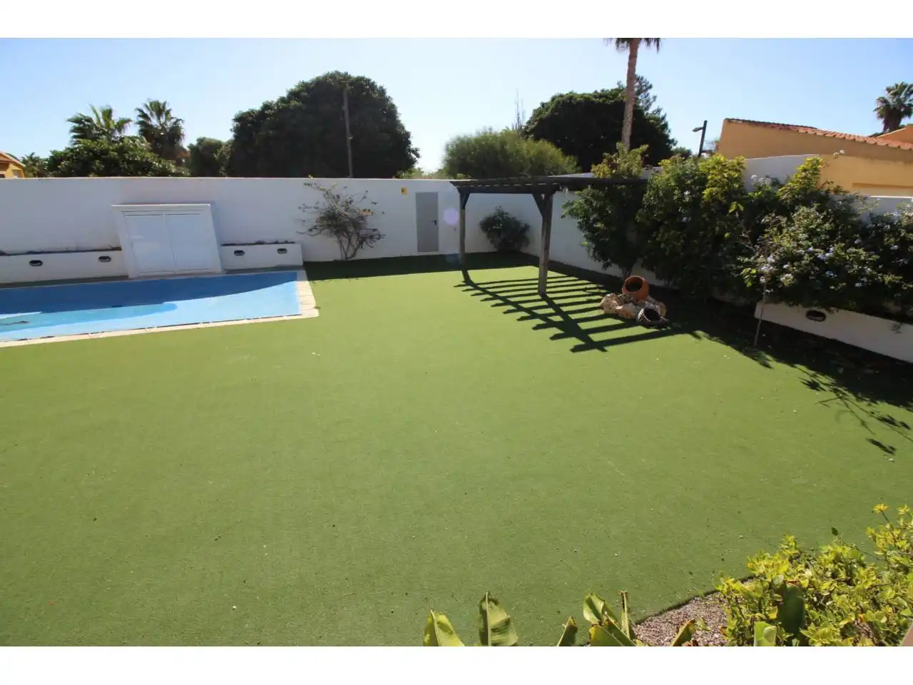 Piscina de Casa o xalet en venda en Roquetas de Mar amb Aire condicionat, Jardí privat i Terrassa