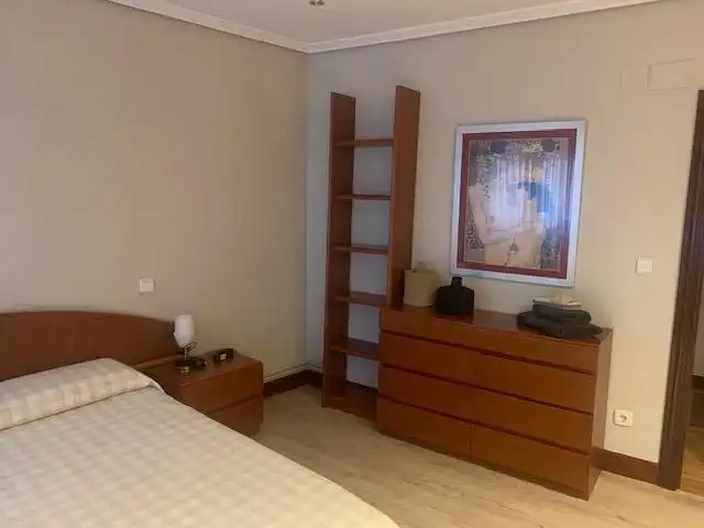 Schlafzimmer von Wohnung zur Miete in Bilbao  mit Heizung, Möbliert und Balkon