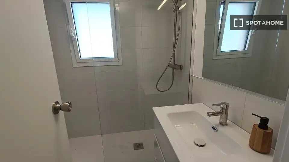 Baño de Piso de alquiler en Vilanova i la Geltrú con Aire acondicionado, Calefacción y Amueblado