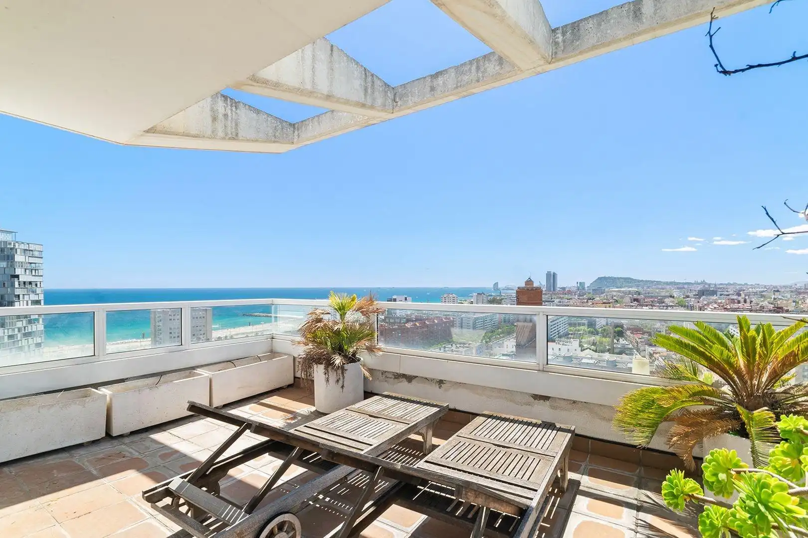 Terrasse von Maisonette zum Verkauf in Barcelona mit Klimaanlage, Heizung und Privatgarten