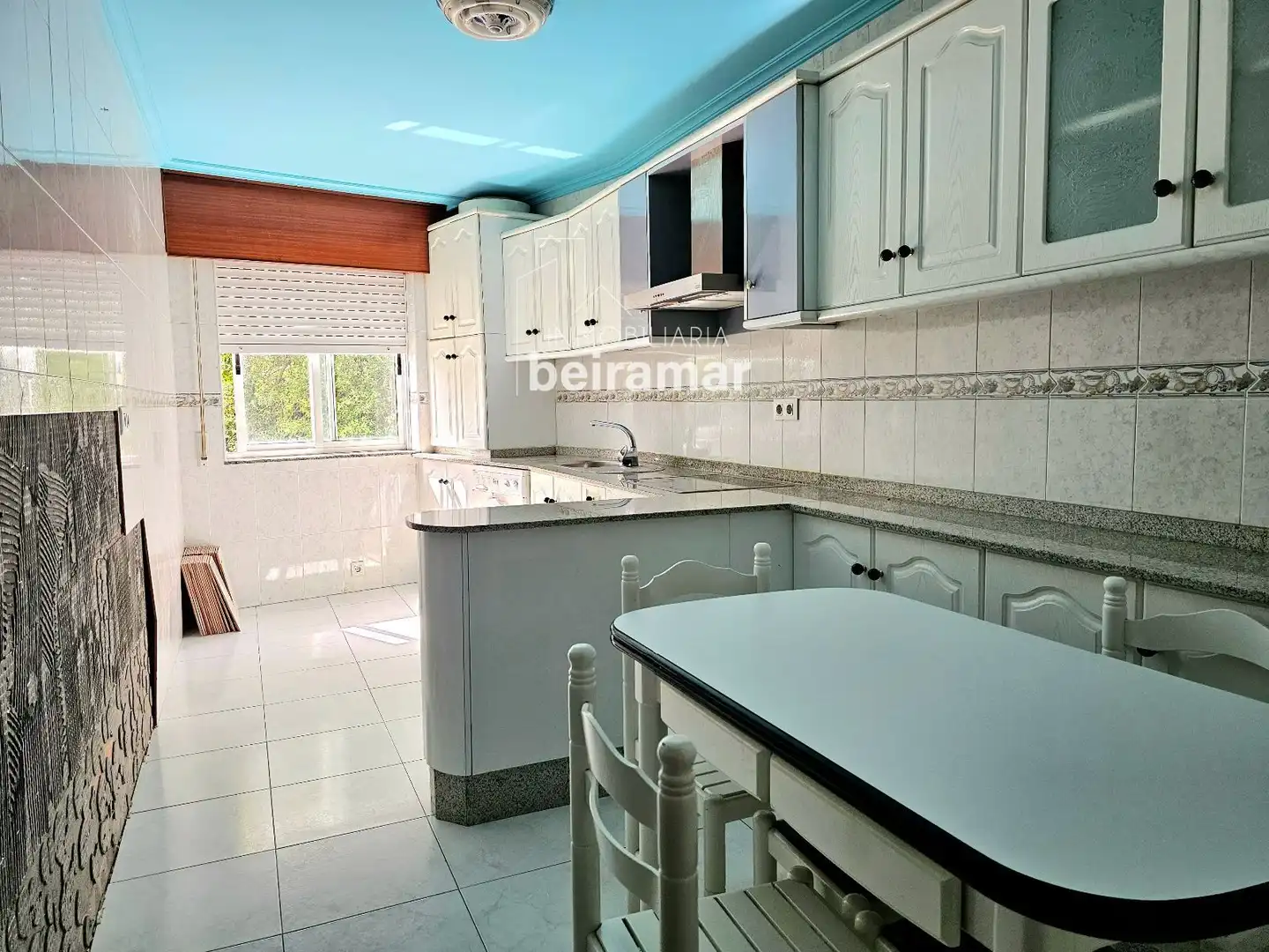 Cocina de Piso en venta en Ribeira con Calefacción, Terraza y Trastero