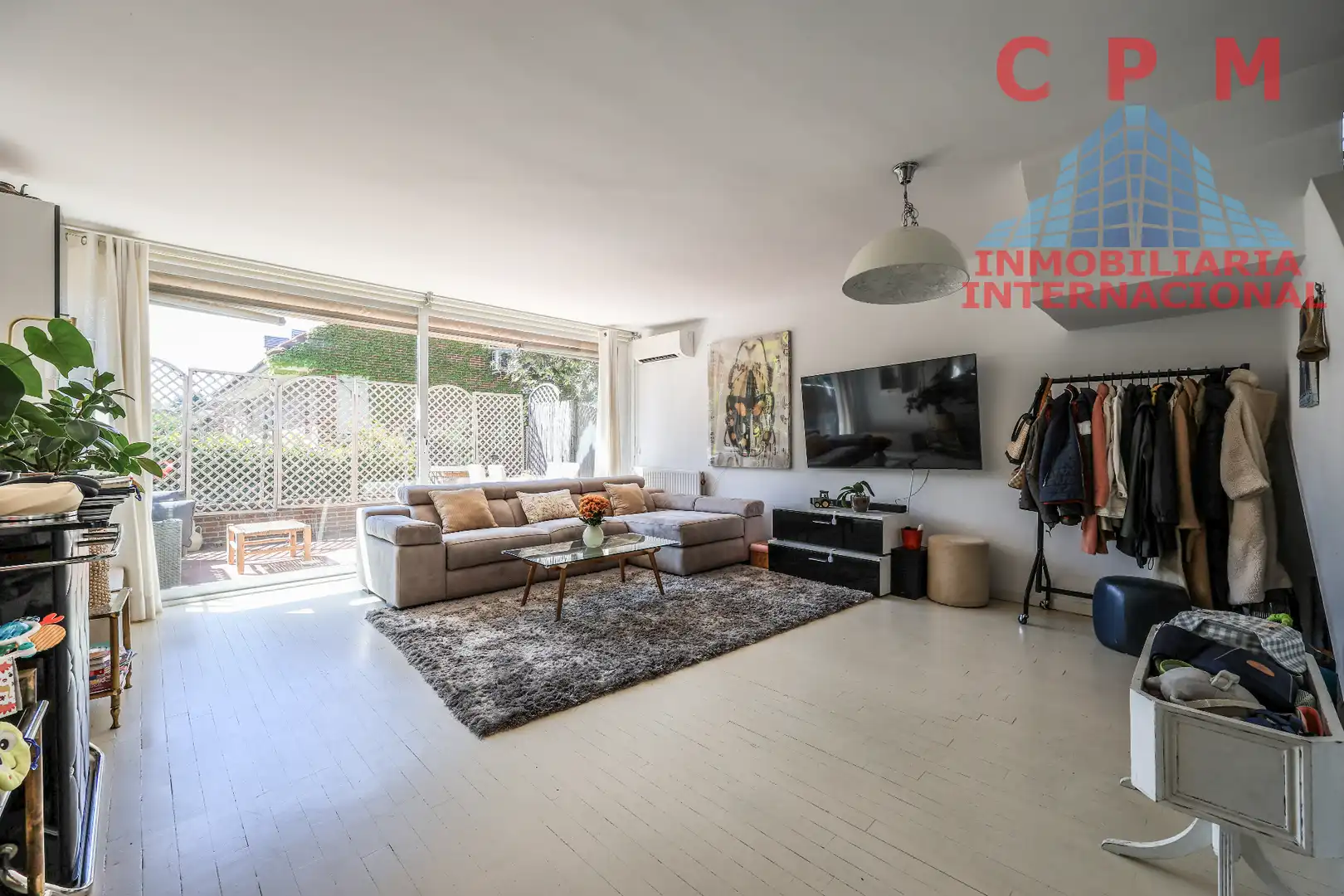 Sala de estar de Casa adosada de alquiler en La Moraleja con Aire acondicionado, Calefacción y Jardín privado
