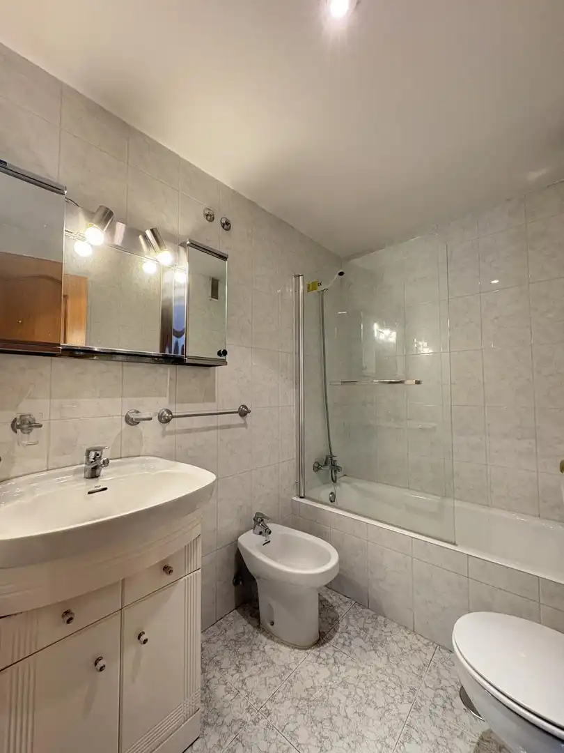 Badezimmer von Wohnung zur Miete in Madrid mit Heizung und Gemeinschaftspool