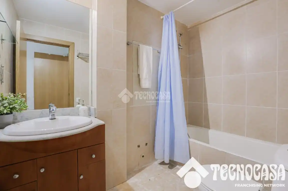 Badezimmer von Wohnung zum Verkauf in Barcelona mit Klimaanlage und Balkon