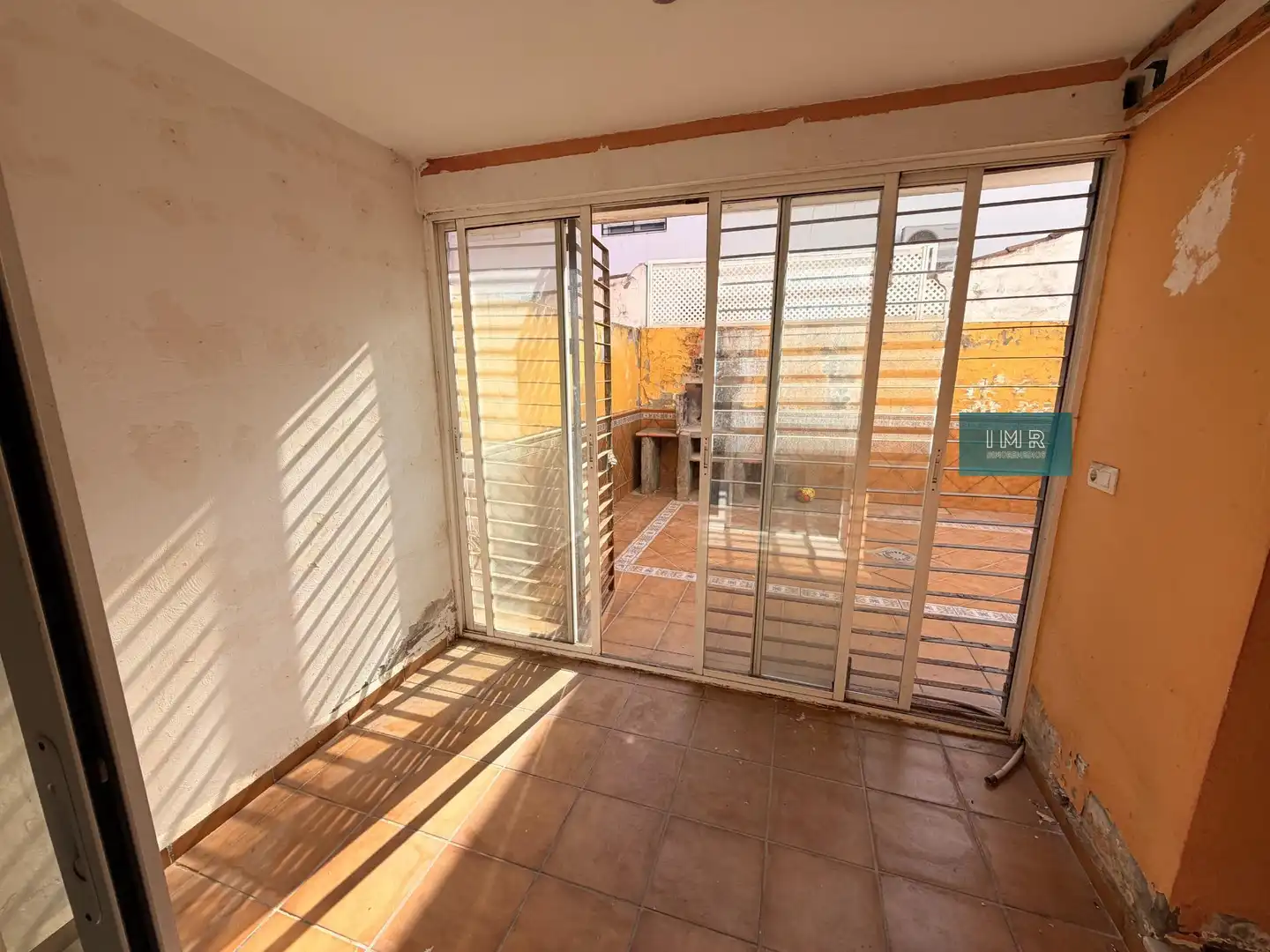 Terrasse von Einfamilien-Reihenhaus zum Verkauf in Bormujos mit Privatgarten