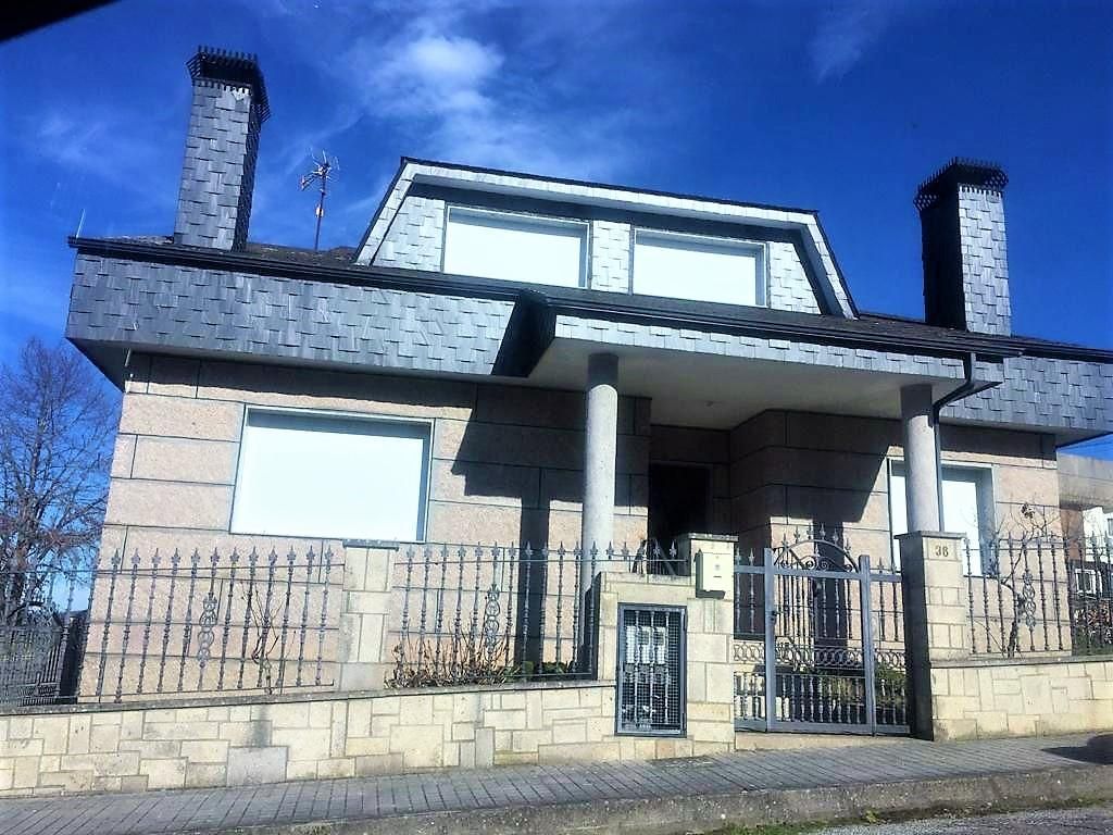 Vista exterior de Casa adosada en venda en Castro Caldelas amb Calefacció, Jardí privat i Parquet