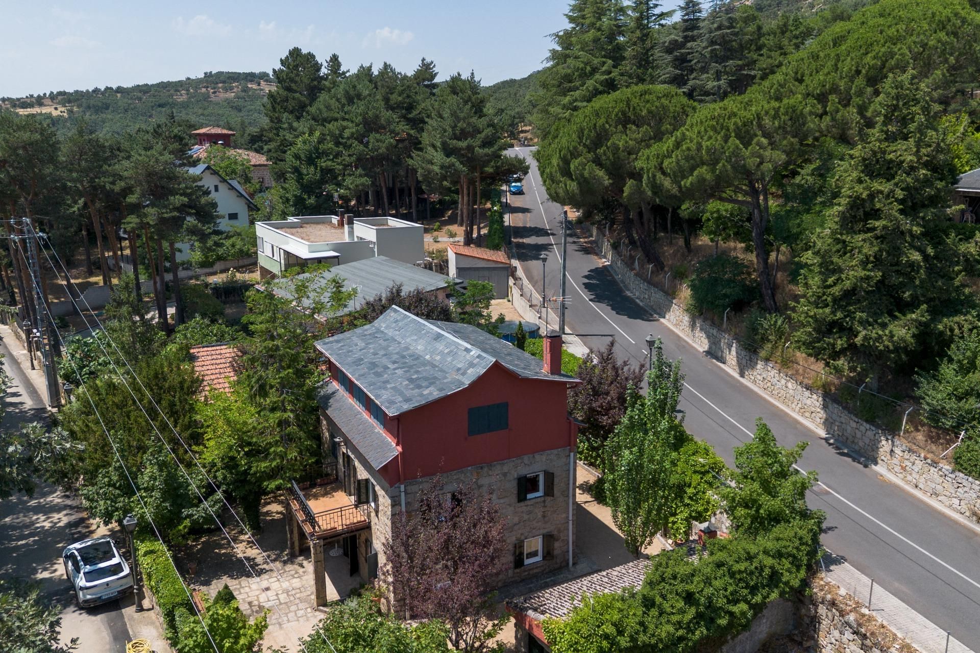 Vista exterior de Casa o xalet en venda en Navacerrada amb Calefacció i Jardí privat