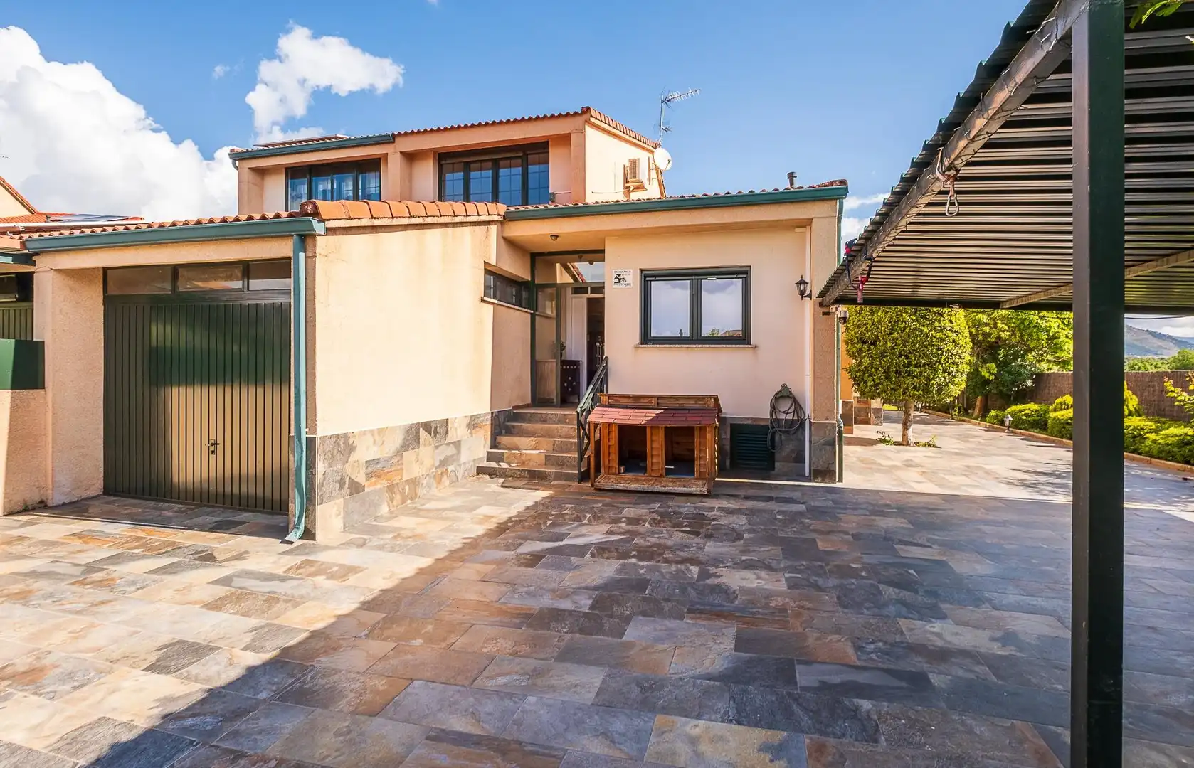 Vista exterior de Casa adosada en venda en Guadarrama amb Aire condicionat, Calefacció i Piscina