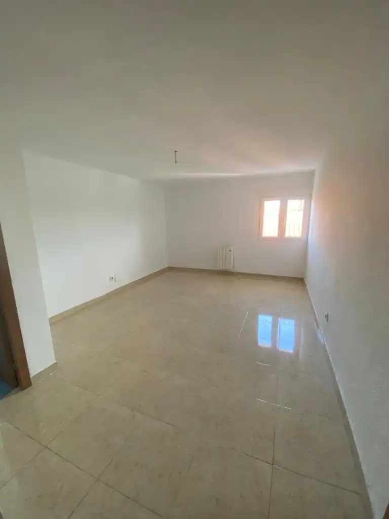 Sala d'estar de Casa o xalet en venda en Casarrubios del Monte amb Jardí privat, Piscina i Moblat