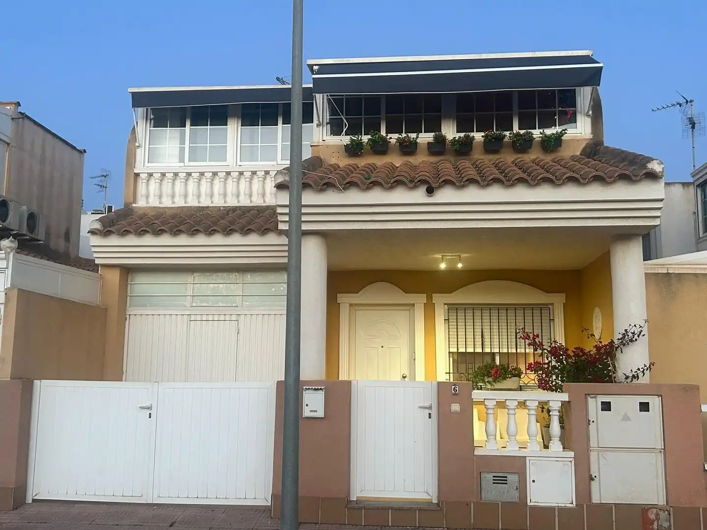 Vista exterior de Casa adosada en venda en Los Alcázares amb Aire condicionat, Terrassa i Traster