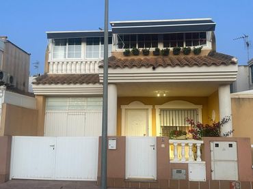 Maison jumelée avec balcon à vendre à Calle AVELLANO
