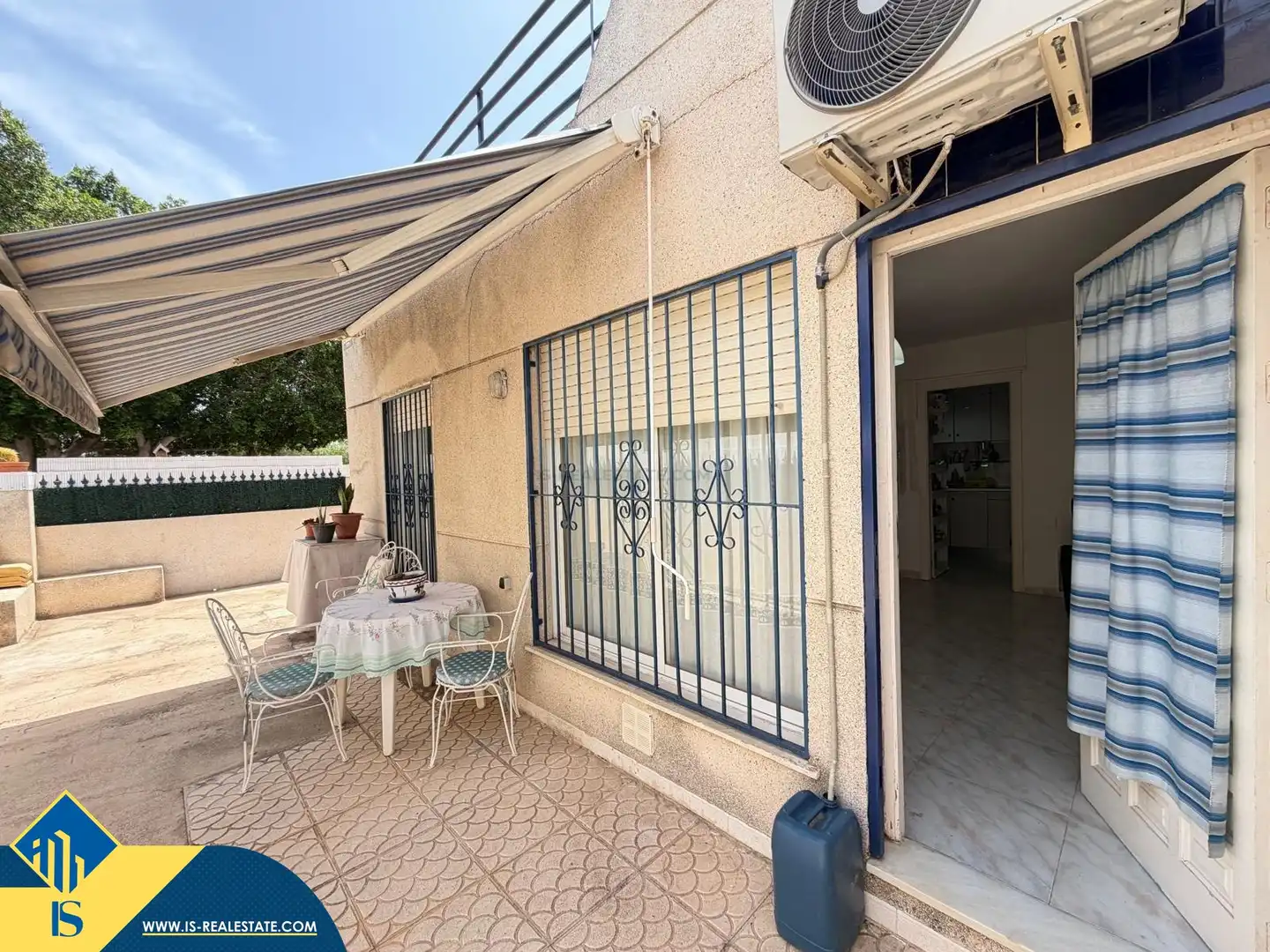 Vista exterior de Casa o xalet en venda en Torrevieja amb Aire condicionat, Terrassa i Traster