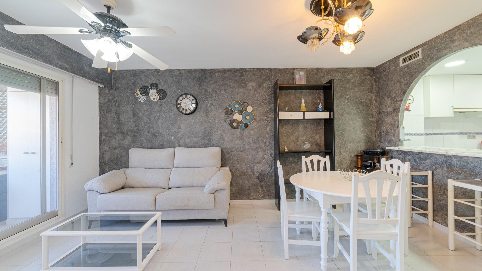Sala d'estar de Apartament en venda en Torrevieja amb Terrassa, Balcó i Piscina comunitària