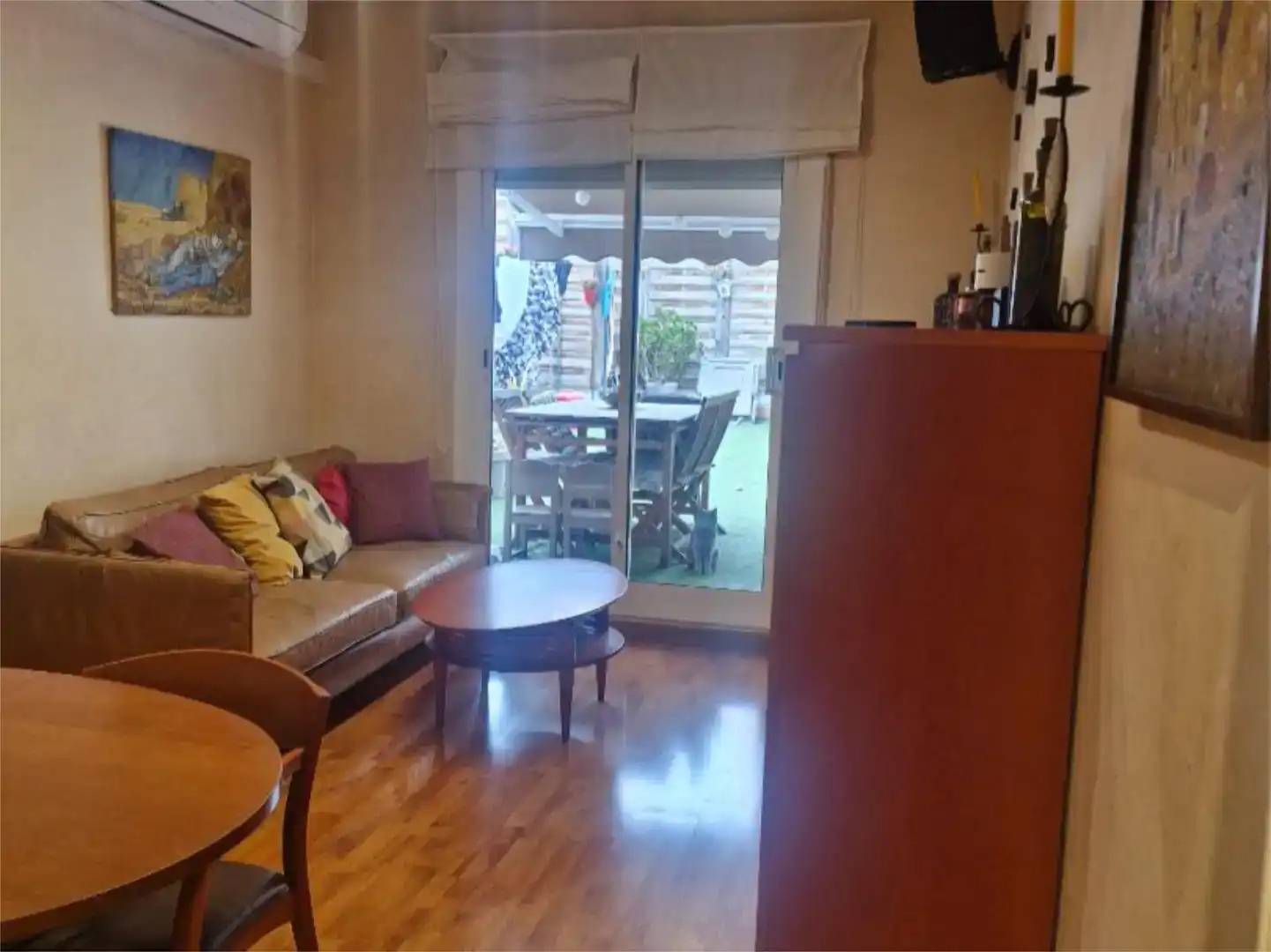 Sala d'estar de Casa adosada en venda en  Barcelona Capital amb Aire condicionat