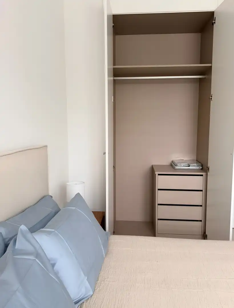 Habitación de Apartamento de alquiler en Estepona con Aire acondicionado, Terraza y Piscina