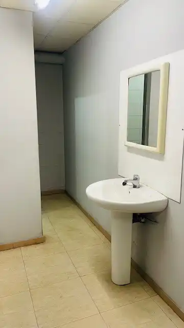 Badezimmer von Fabrikhallen zur Miete in Ripollet