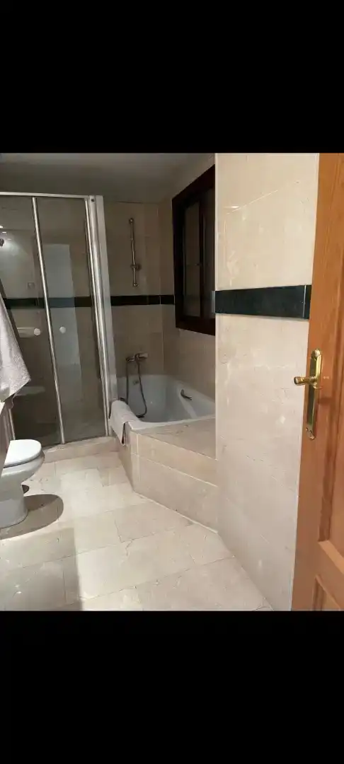 Bany de Apartament per a compartir en Benahavís amb Aire condicionat, Moblat i Forn