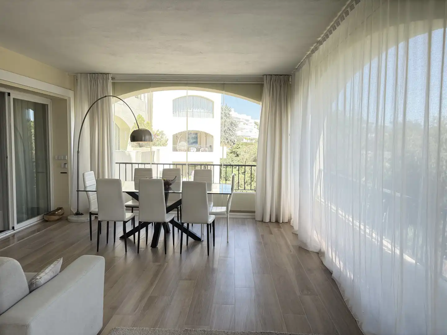 Menjador de Apartament de lloguer en Marbella amb Aire condicionat, Terrassa i Piscina
