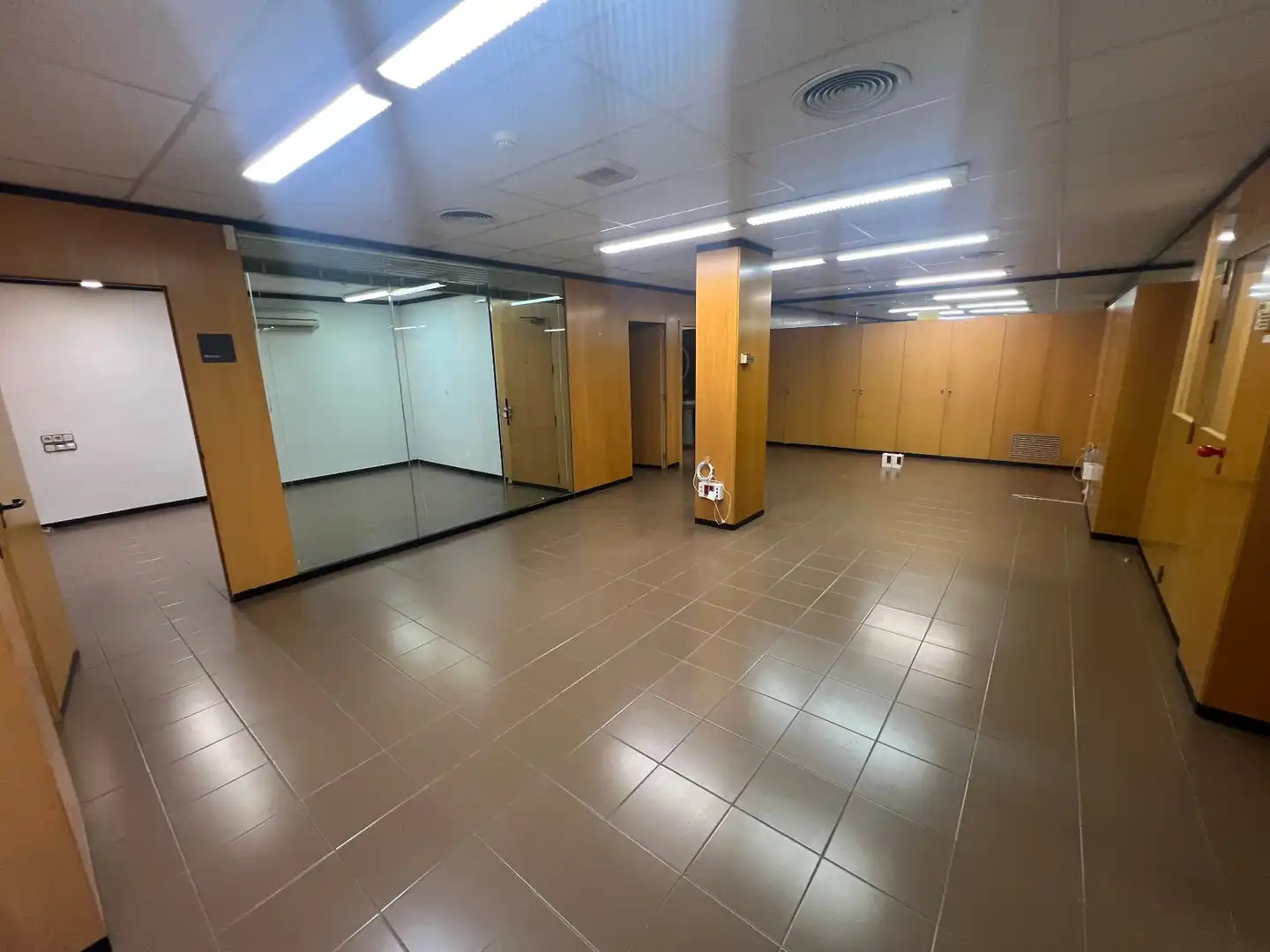 Commercial properties for rent in Cervera  with Air Conditioner, Heating and Furnished