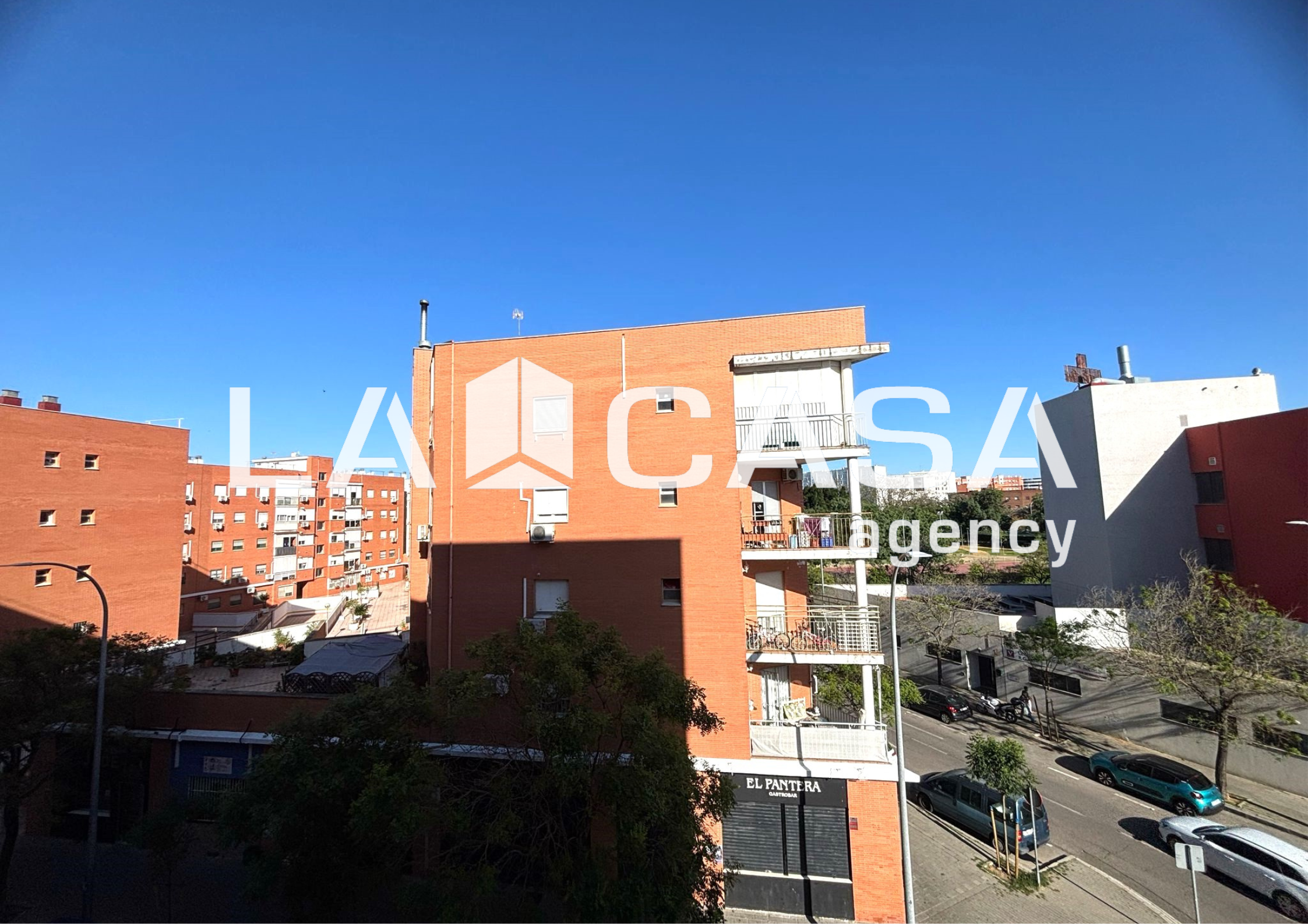 Vista exterior de Pis en venda en  Sevilla Capital amb Piscina