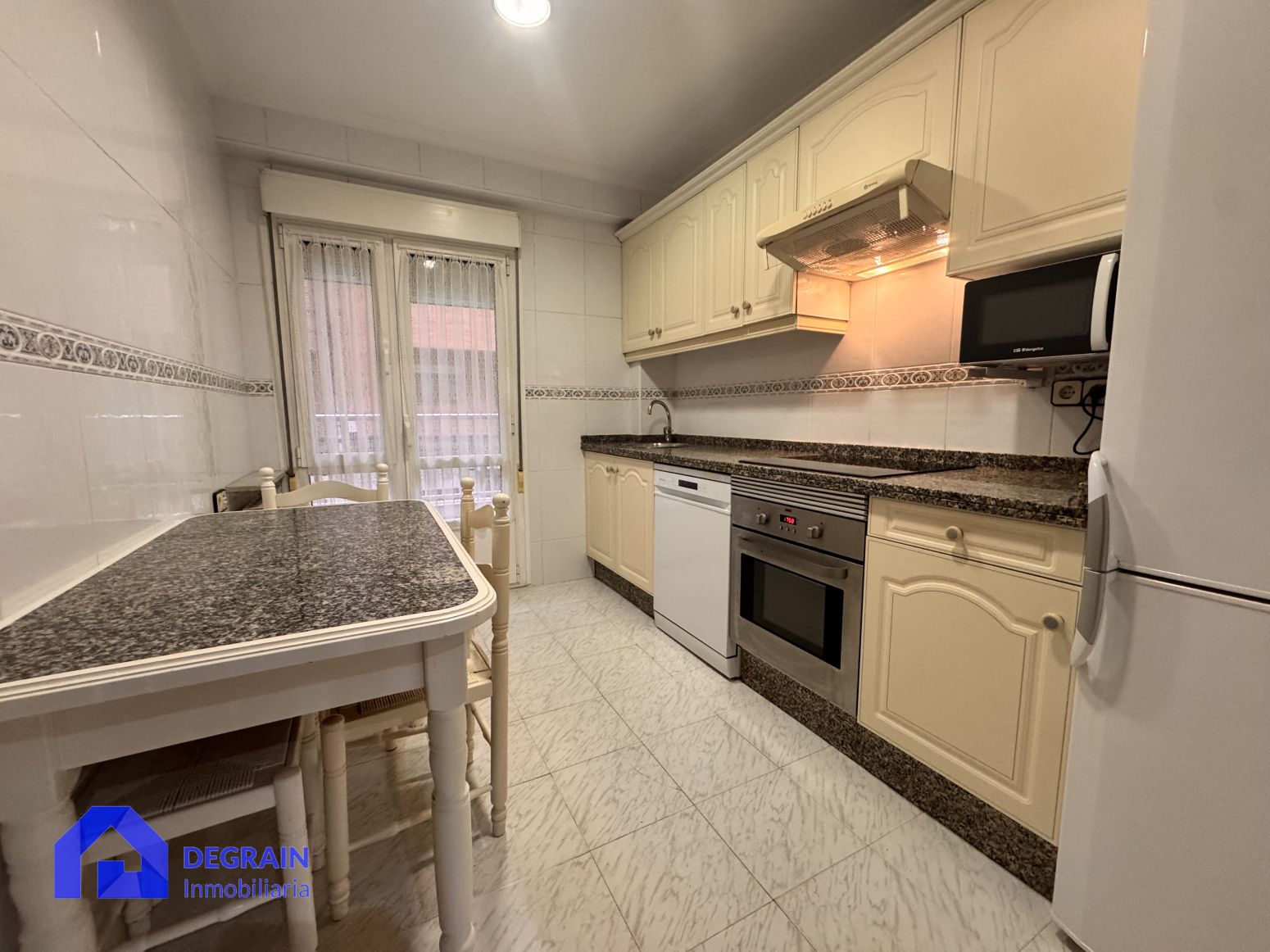 Cocina de Piso de alquiler en Oviedo  con Calefacción y Balcón