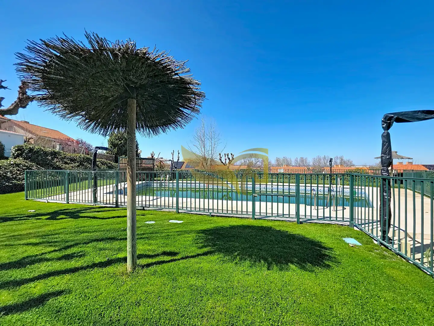 Piscina de Casa adosada en venta en Aranjuez con Aire acondicionado, Calefacción y Jardín privado