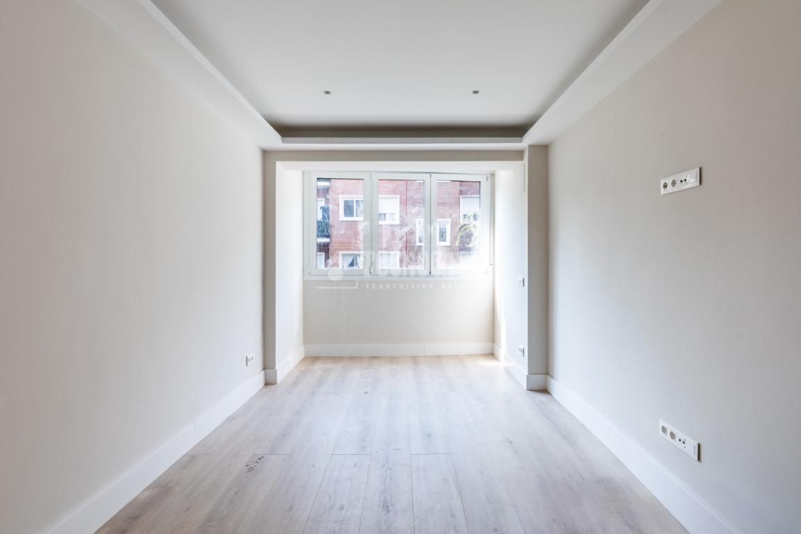Habitación de Piso en venta en  Madrid Capital con Calefacción y Terraza