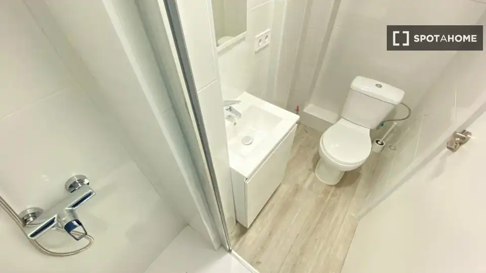 Baño de Piso de alquiler en Madrid con Aire acondicionado, Calefacción y Amueblado