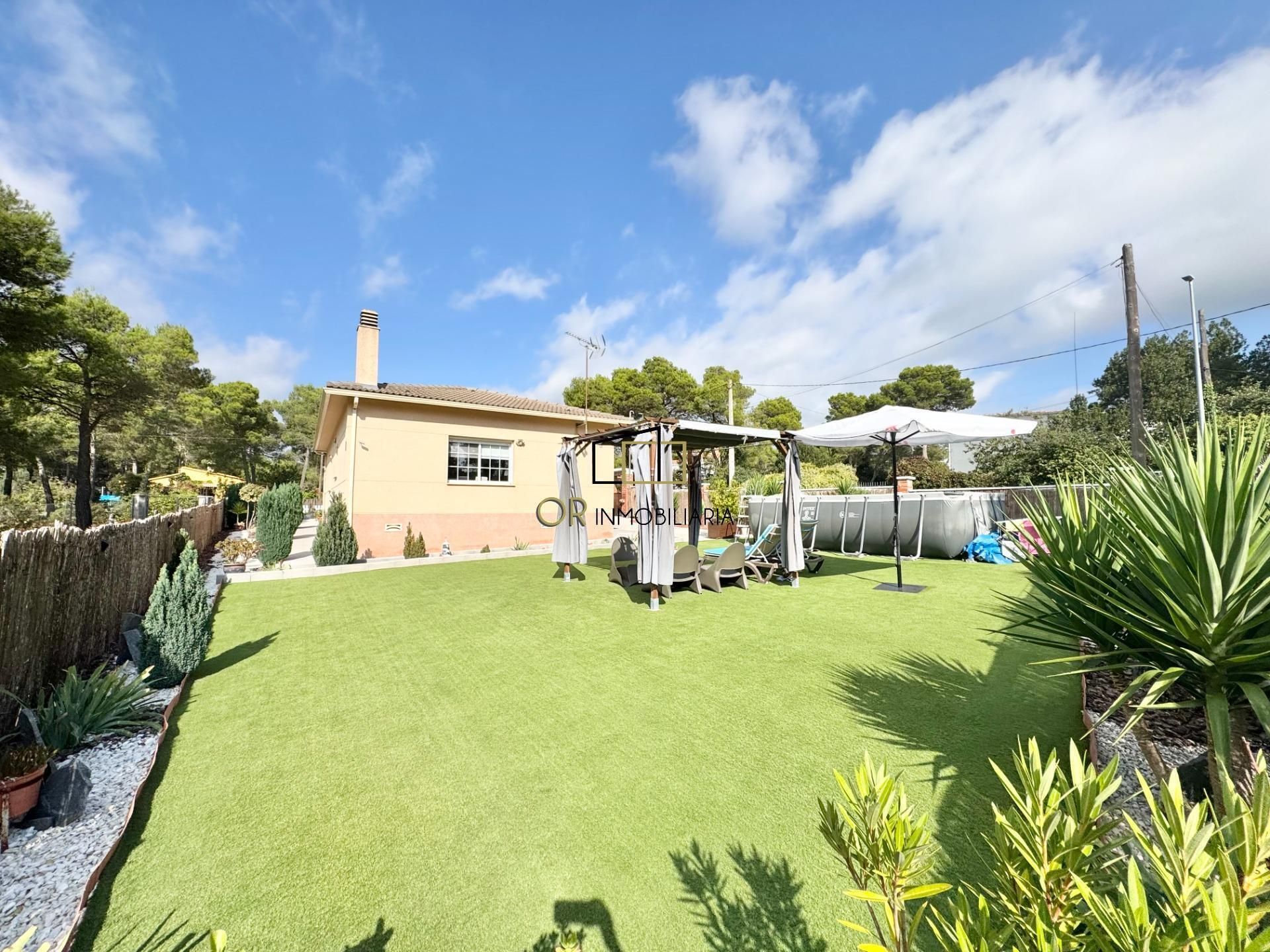 Vista exterior de Casa o xalet en venda en Torrelles de Foix amb Aire condicionat, Calefacció i Jardí privat