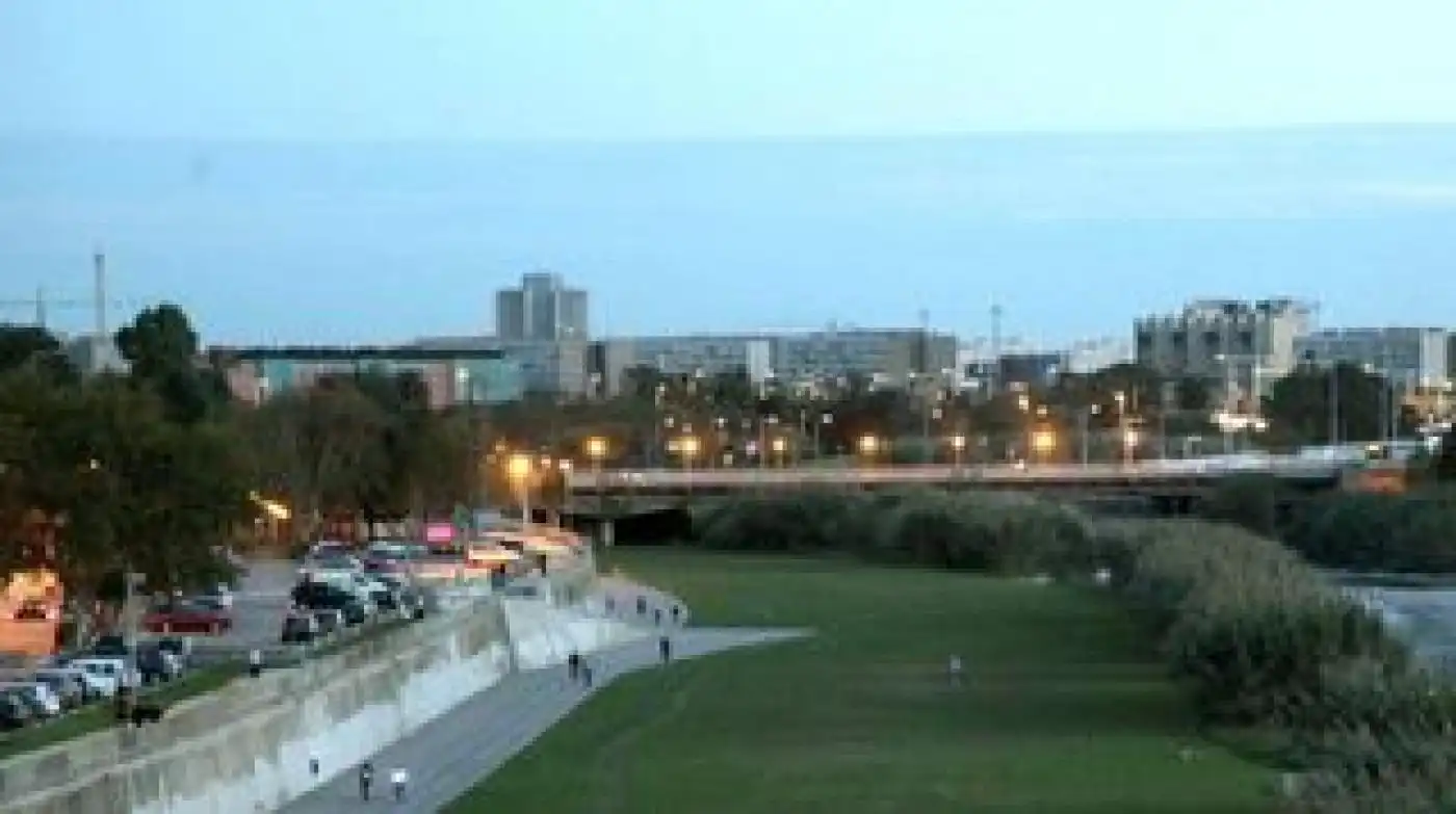 Vista exterior de Edificio en venta en Santa Coloma de Gramenet