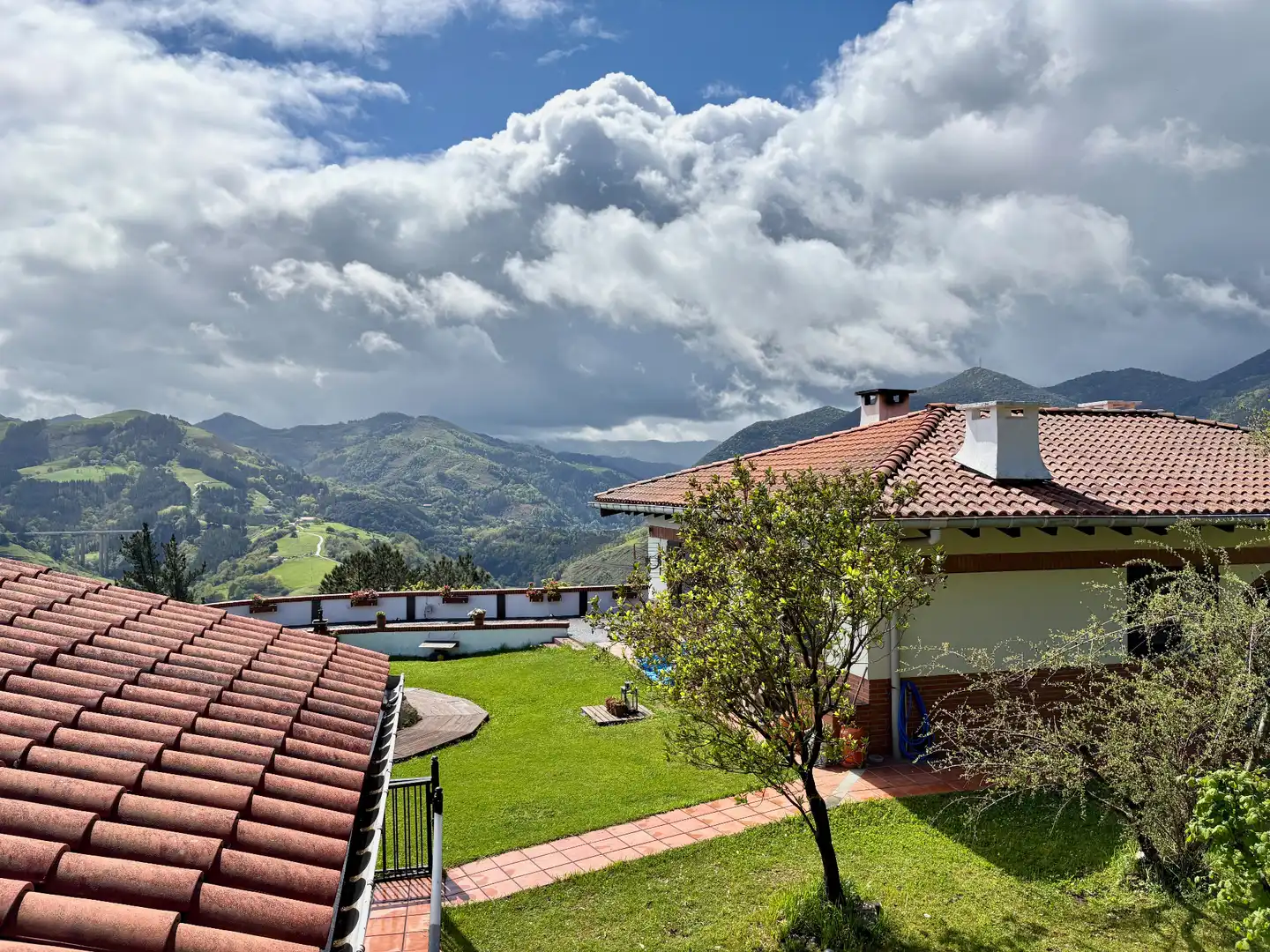Vista exterior de Casa o xalet en venda en Mutriku amb Jardí privat, Piscina i Moblat
