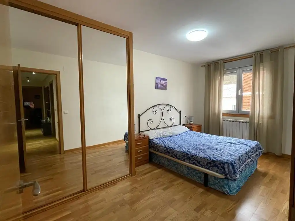 Habitación de Apartamento en venta en Ponferrada con Calefacción, Parquet y Trastero