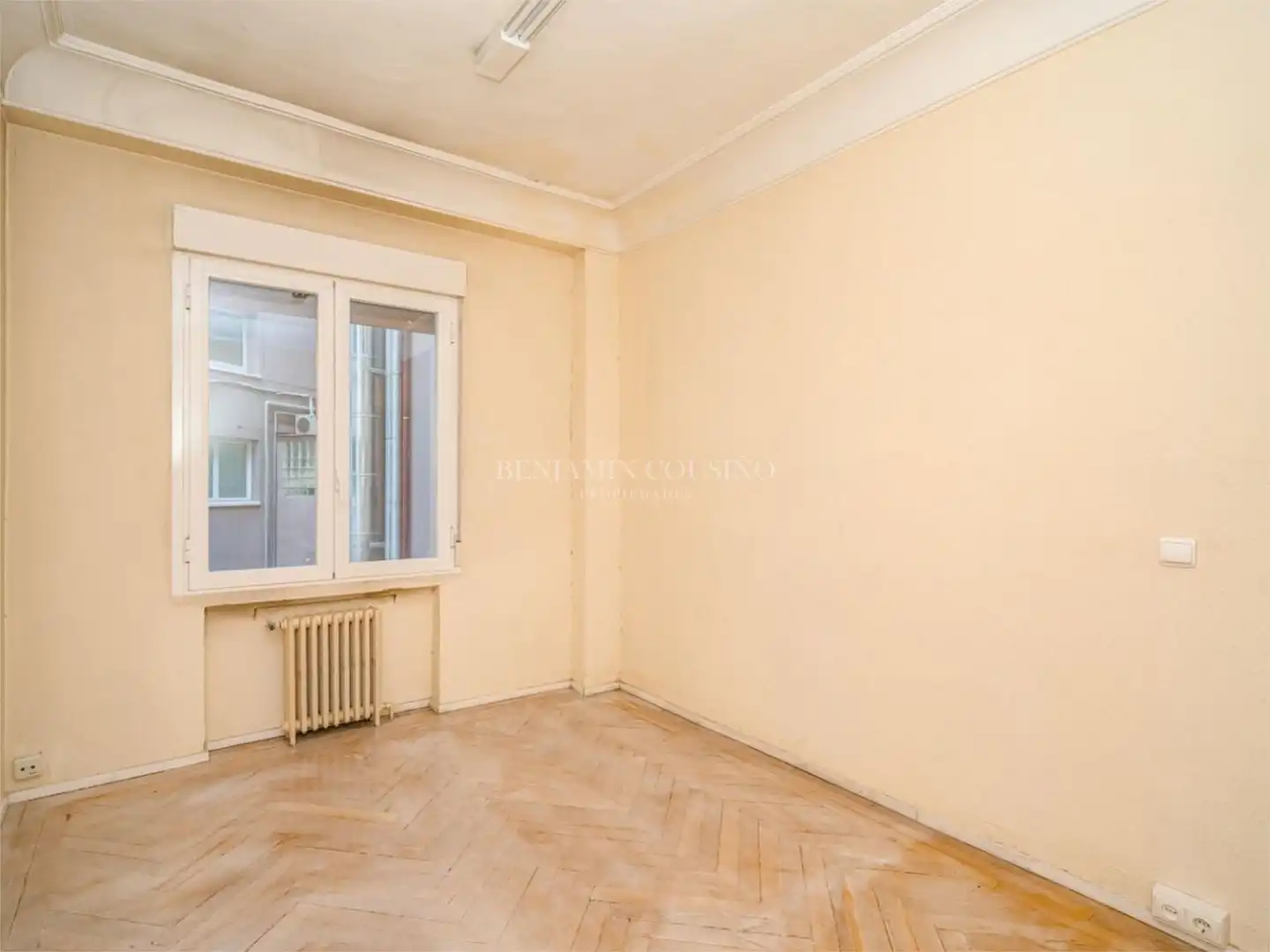Habitación de Piso en venta en Madrid con Balcón