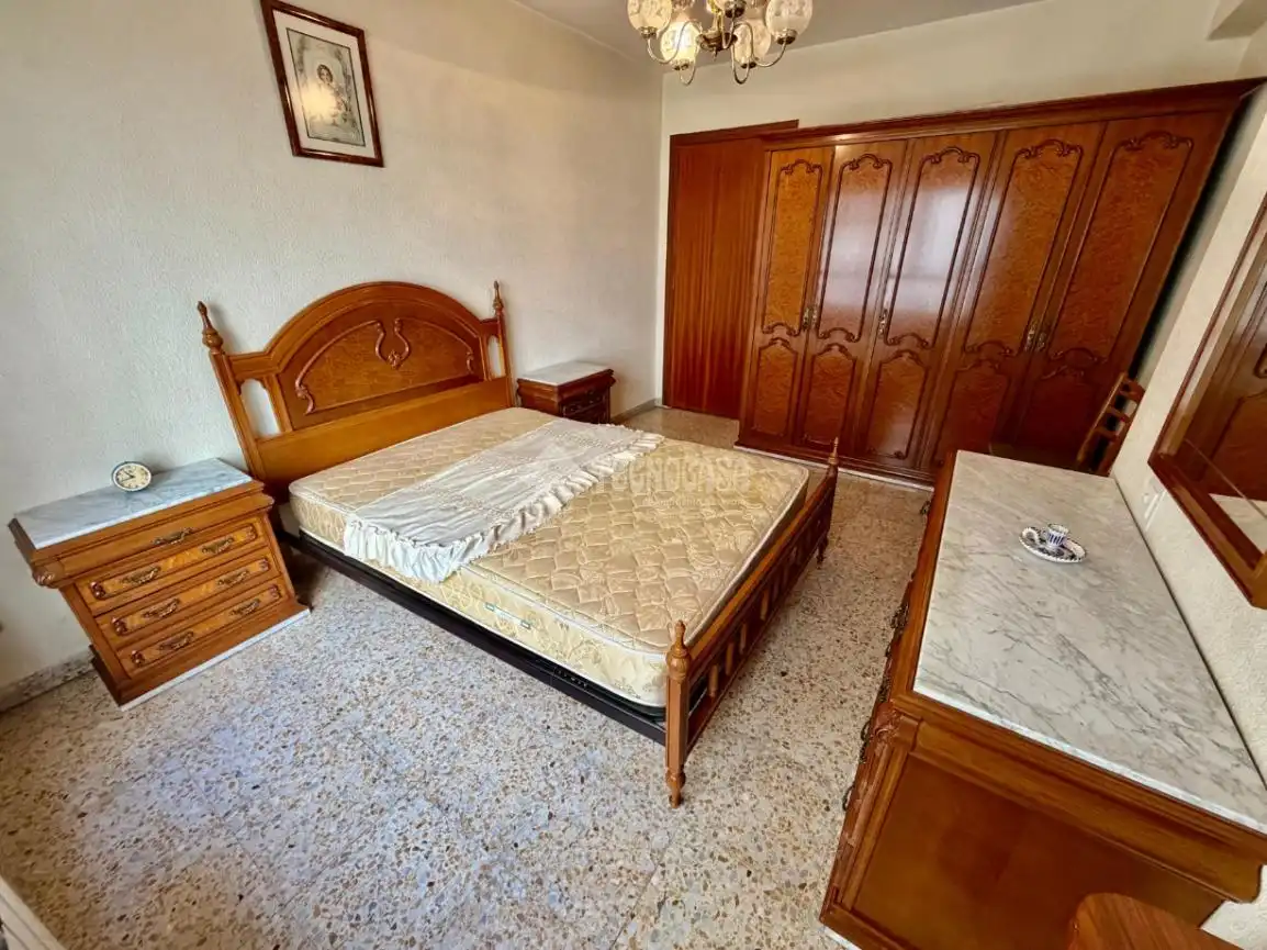 Dormitori de Pis en venda en León Capital  amb Calefacció, Parquet i Terrassa