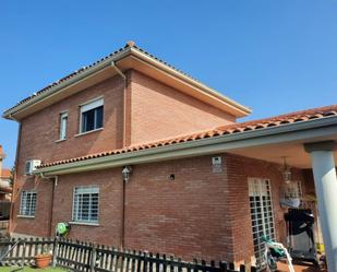 Vista exterior de Casa o xalet en venda en Pozo de Guadalajara amb Calefacció, Jardí privat i Piscina