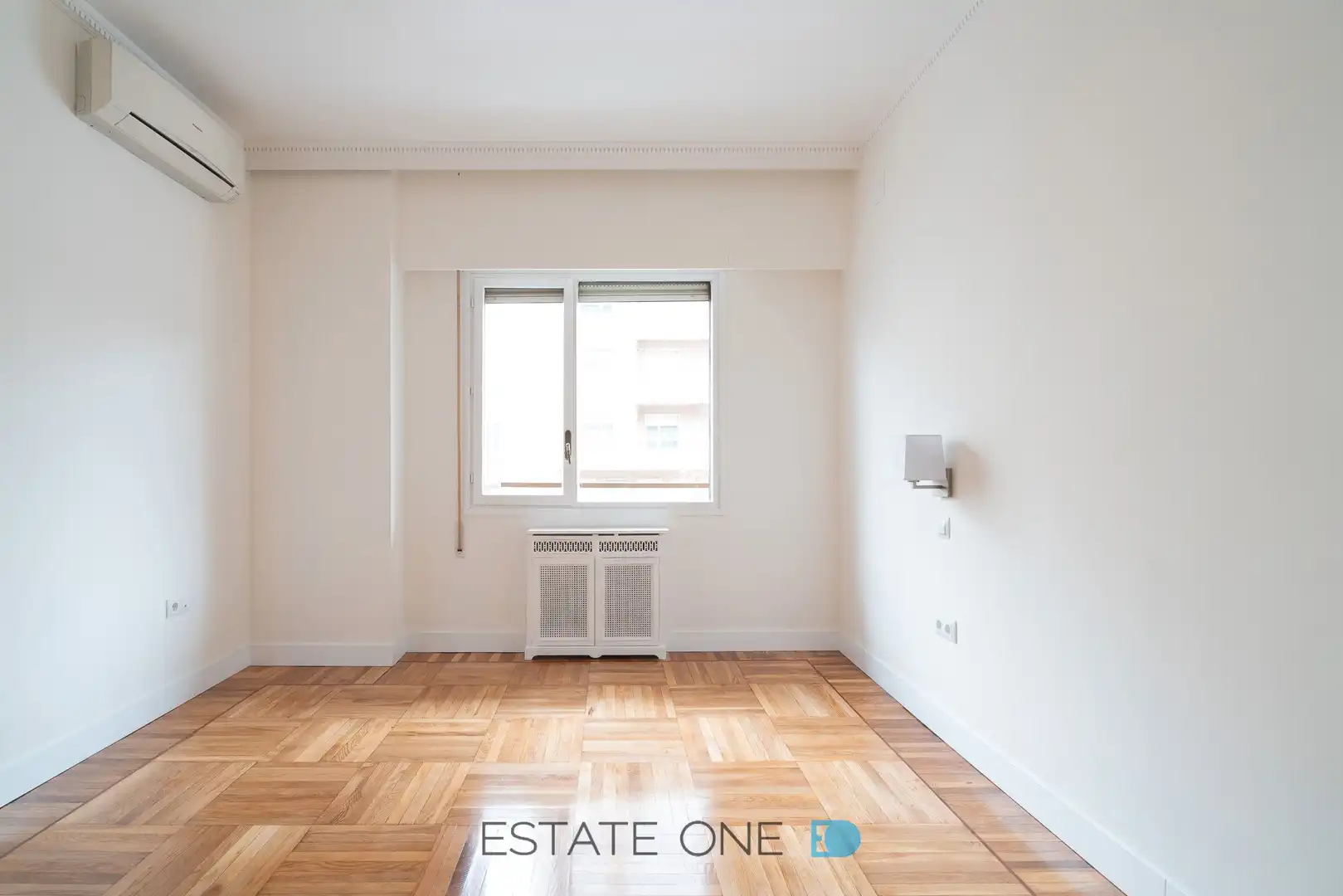 Living room of Flat for rent in Madrid  with Air Conditioner, Heating and Parquet flooring