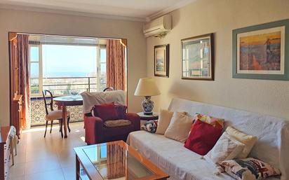 Sala d'estar de Apartament en venda en Torremolinos amb Aire condicionat i Piscina