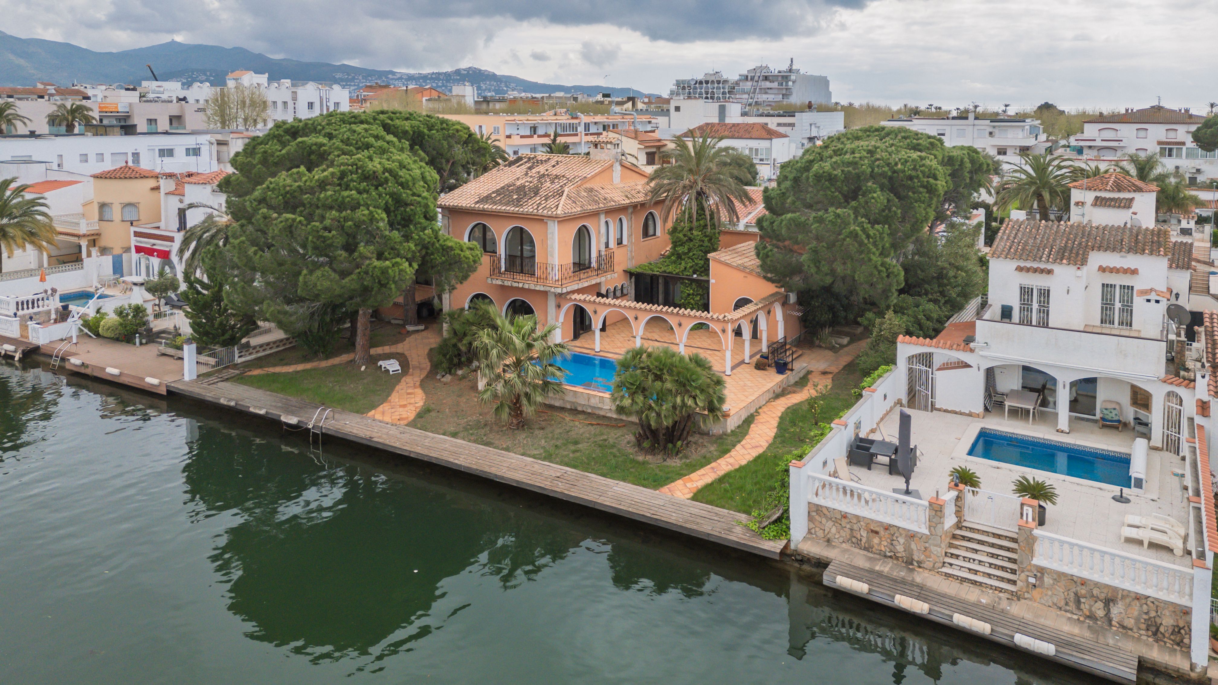 Vista exterior de Casa o xalet en venda en Empuriabrava amb Aire condicionat, Calefacció i Jardí privat