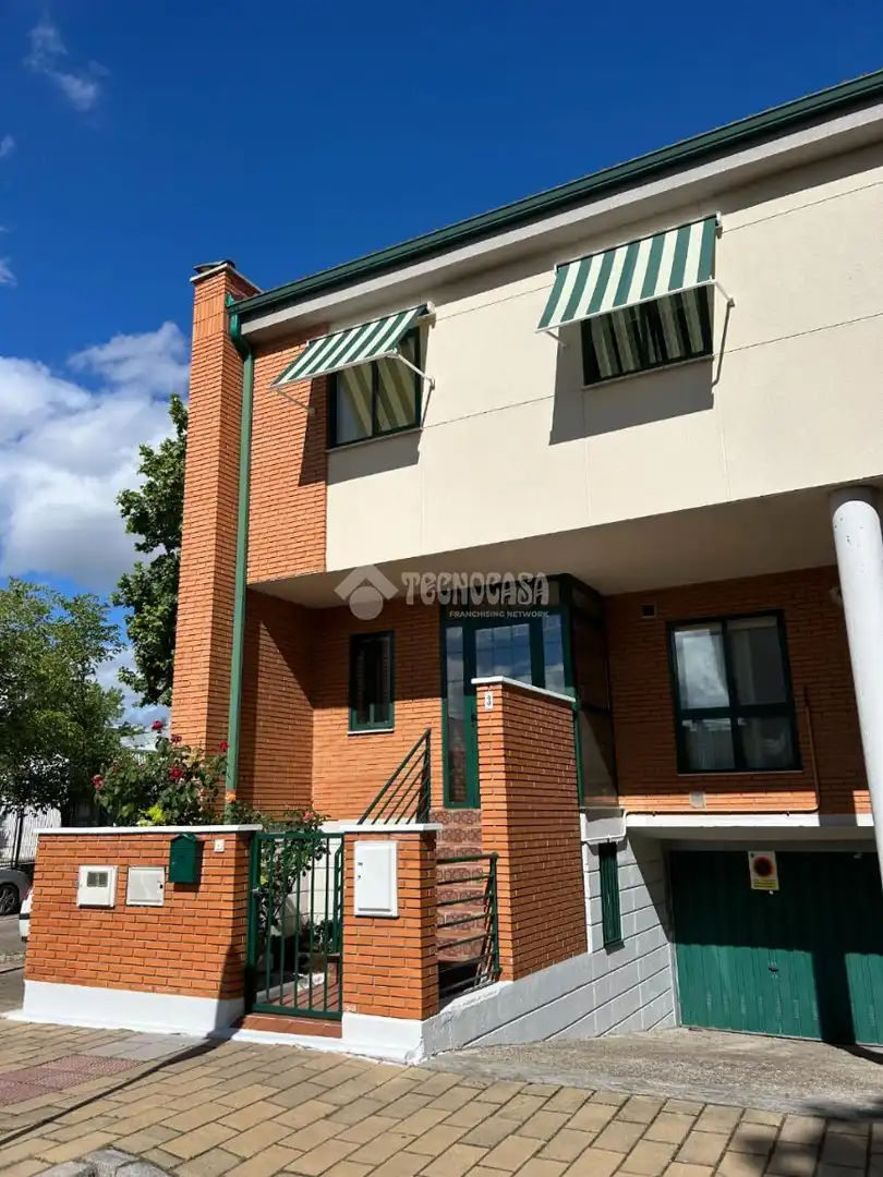Vista exterior de Casa adosada en venda en Valladolid amb Calefacció i Jardí privat