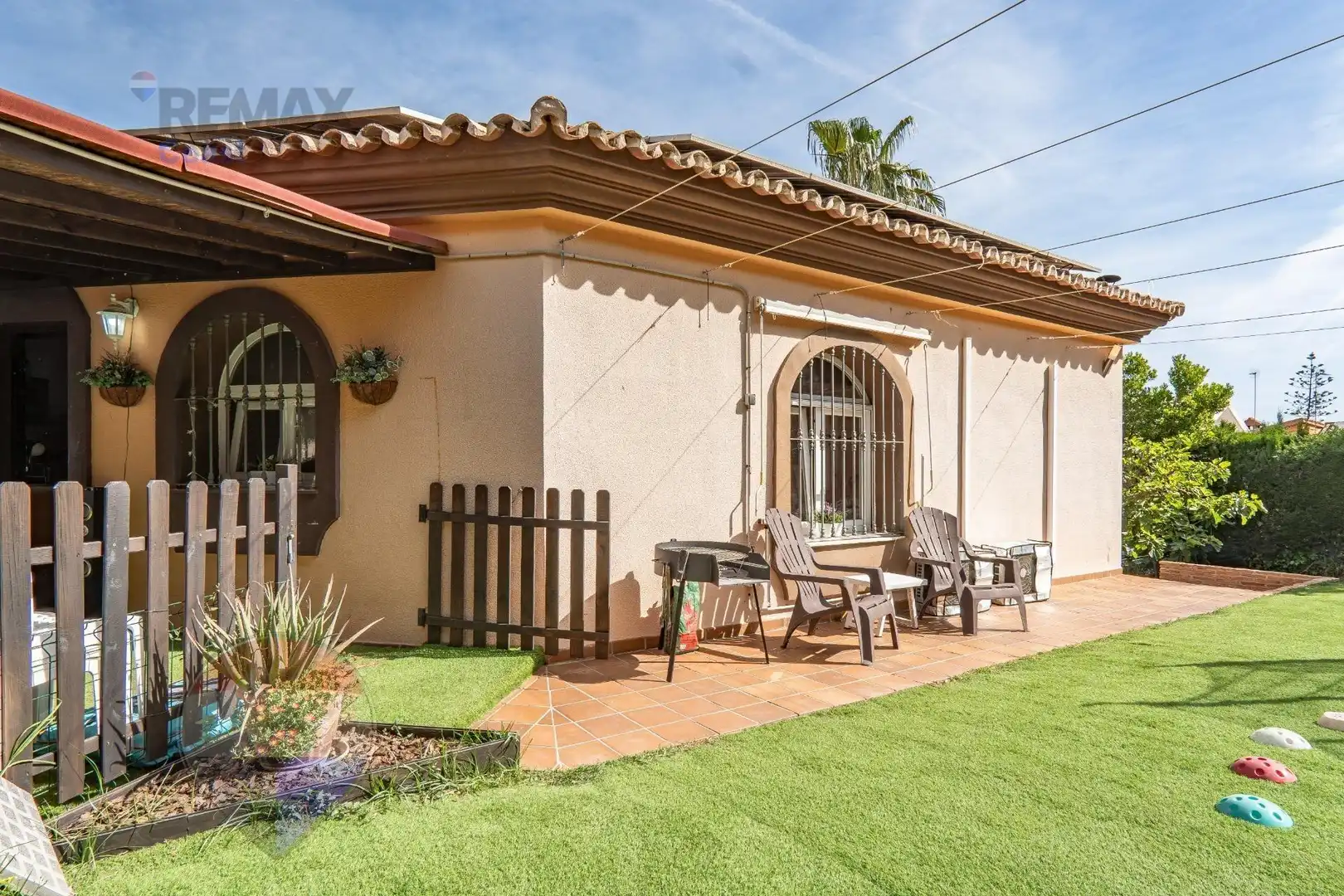 Vista exterior de Casa o xalet en venda en Alhaurín de la Torre amb Aire condicionat, Calefacció i Jardí privat