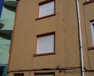 Vista exterior de Casa adosada en venda en Cariño amb Balcó