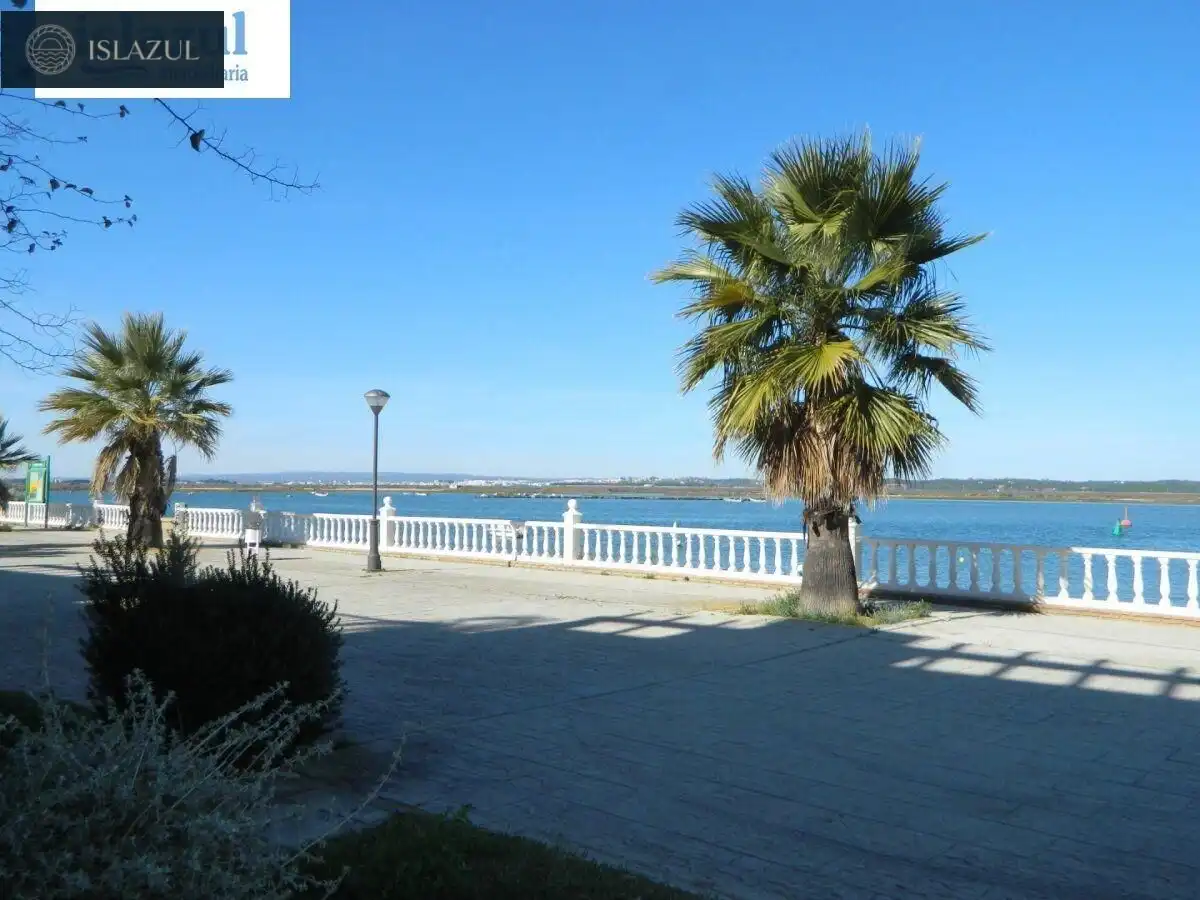 Vista exterior de Casa adosada en venda en Isla Cristina amb Terrassa, Traster i Moblat